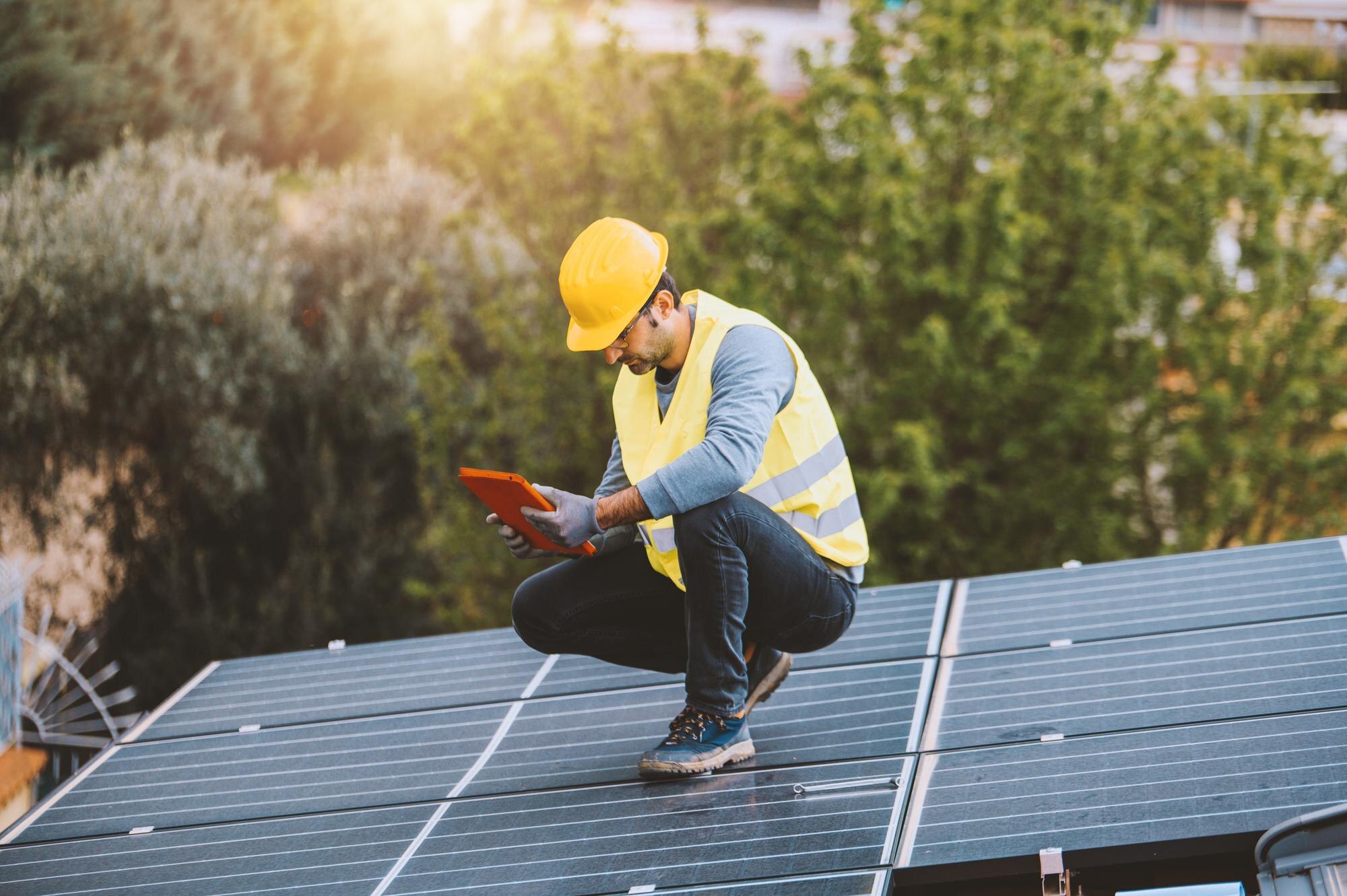 Équipe technique installant des panneaux photovoltaïques